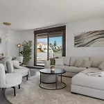 Vivi Homes - Casa Skye Pool, Terrace & Sea View Apartment *