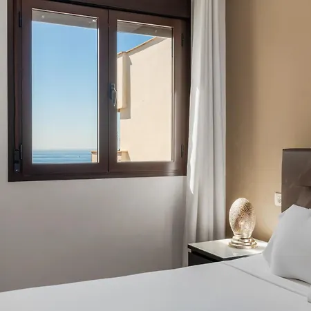 Vivi Homes - Casa Skye Pool, Terrace & Sea View Apartment *