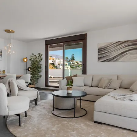Vivi Homes - Casa Skye Pool, Terrace & Sea View Apartment *