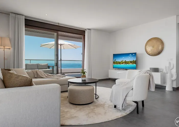 Vivi Homes - Casa Skye Pool, Terrace & Sea View