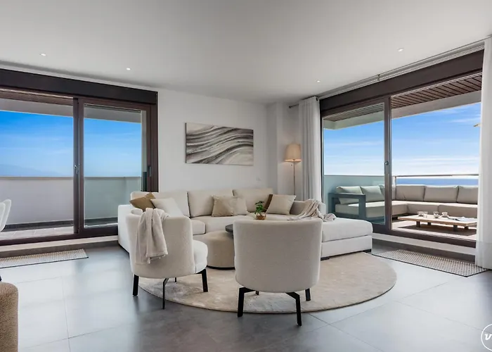 Vivi Homes - Casa Skye Pool, Terrace & Sea View 埃斯特波纳