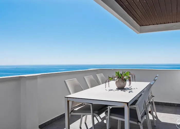 公寓 Vivi Homes - Casa Skye Pool, Terrace & Sea View